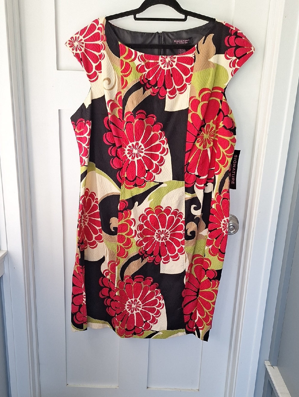 Signature Floral Sheath Top in Black and Red